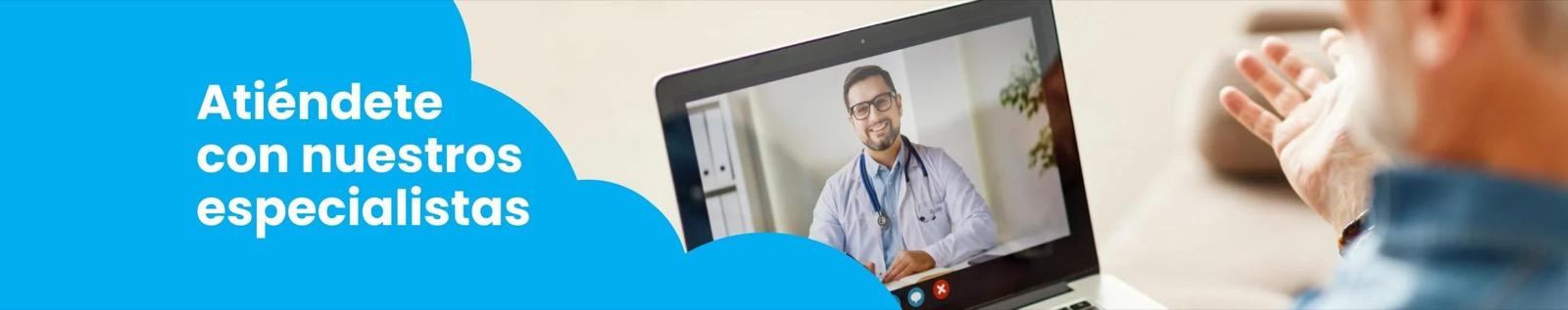 Médico atendiendo por videollamada